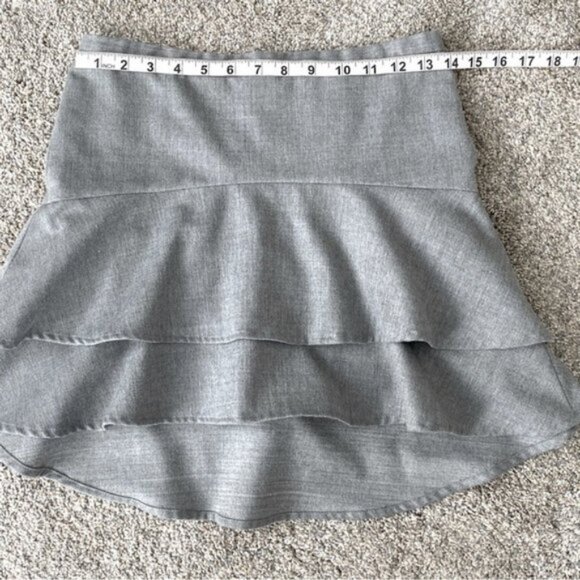 BCBGMaxAzria wool blend gray tiered ruffled lined mini skirt. Women’s size 0 - Picture 9 of 9